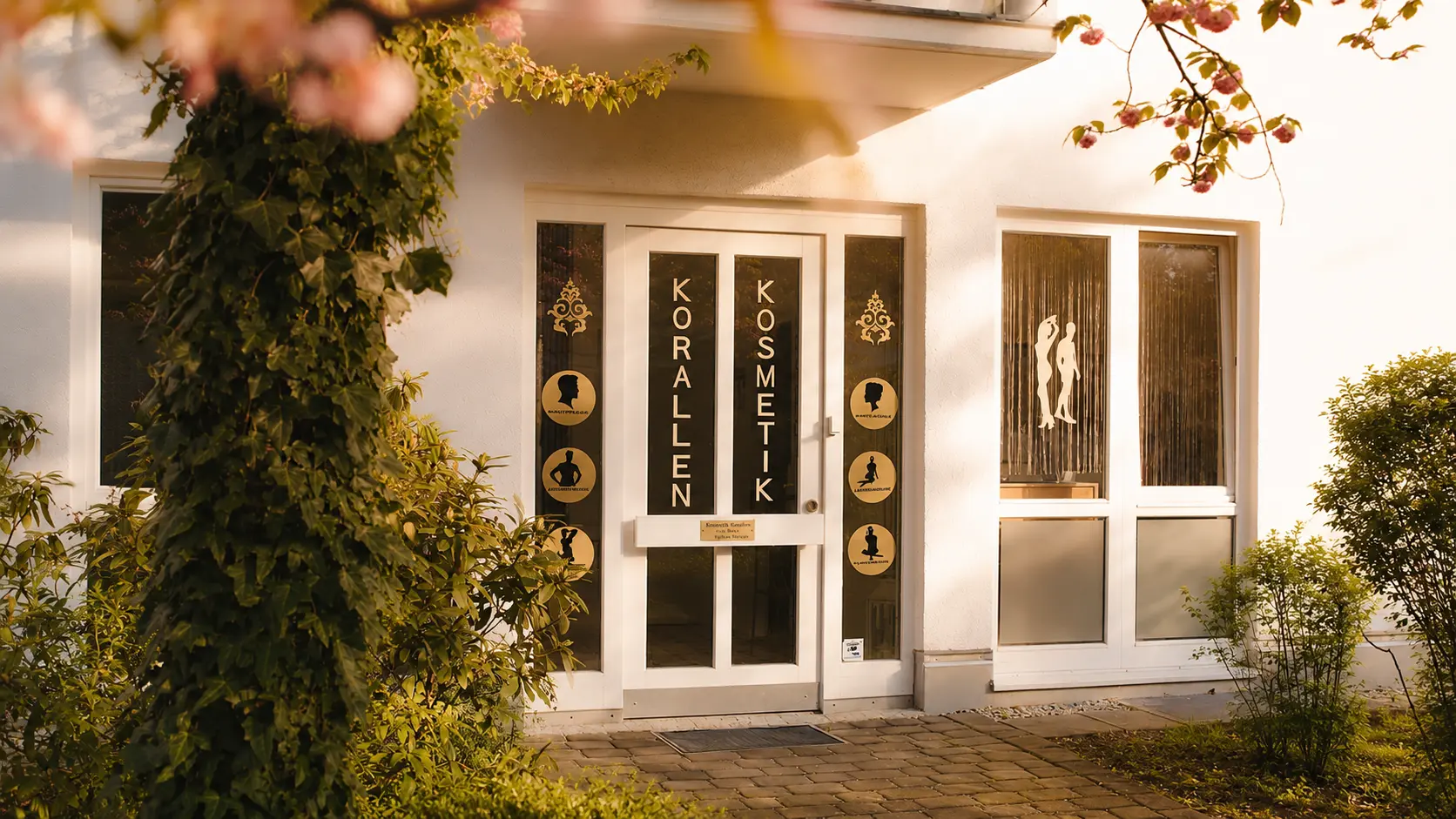 Ruhige Premium Spa Atmosphäre mit warmem Licht