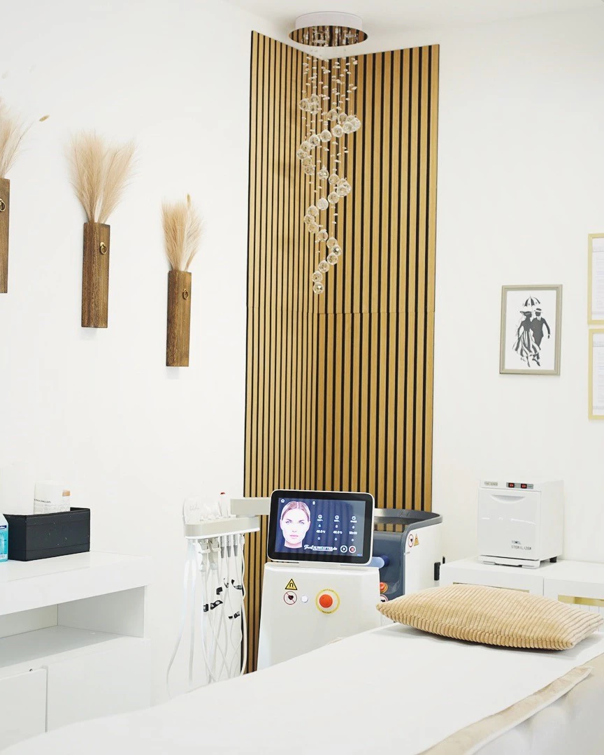 Behandlungsraum von Kosmetik Korallen in München-Hadern mit Behandlungsliege, Kosmetikgerät und Holzlamellen