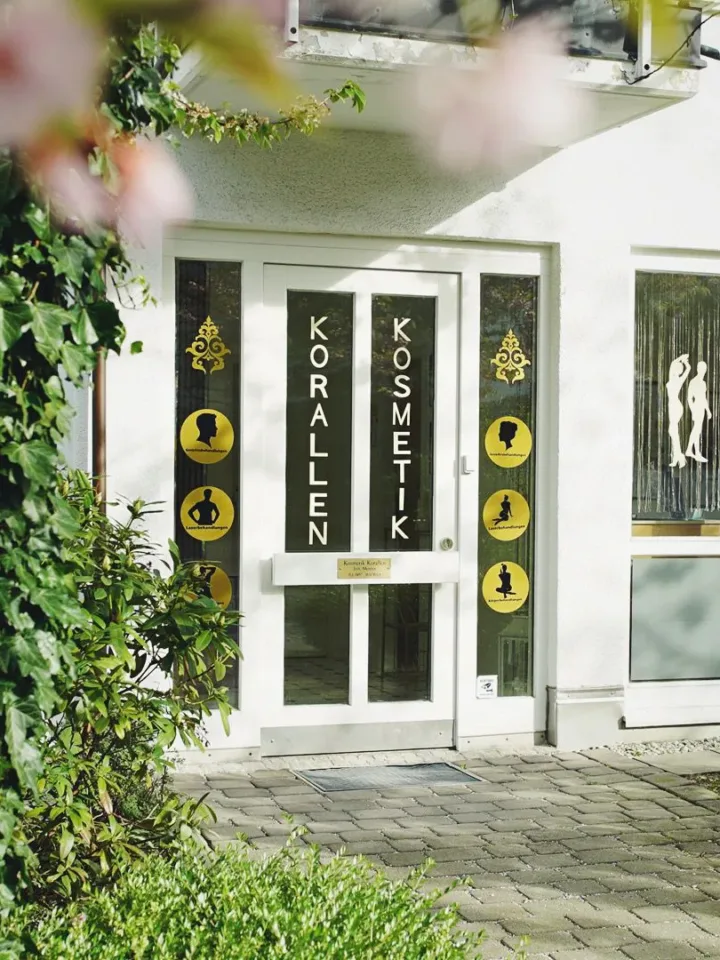 Eingangstür von Kosmetik Korallen mit dem Schriftzug Korallen Kosmetik in der Kornwegerstraße 59, München-Hadern